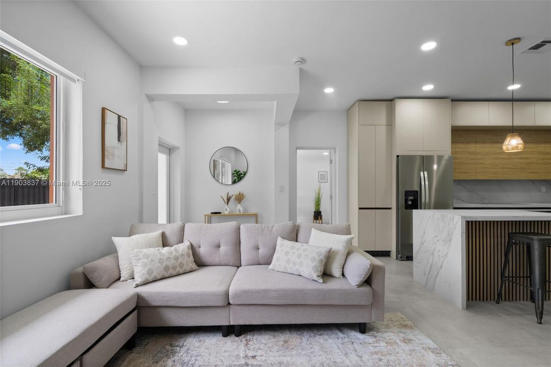 出租: $5,800 (5 贝兹, 3 浴室, 2700 平方英尺)