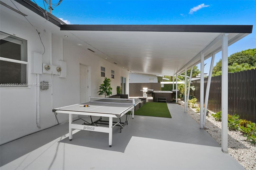 出租: $5,800 (5 贝兹, 3 浴室, 2700 平方英尺)