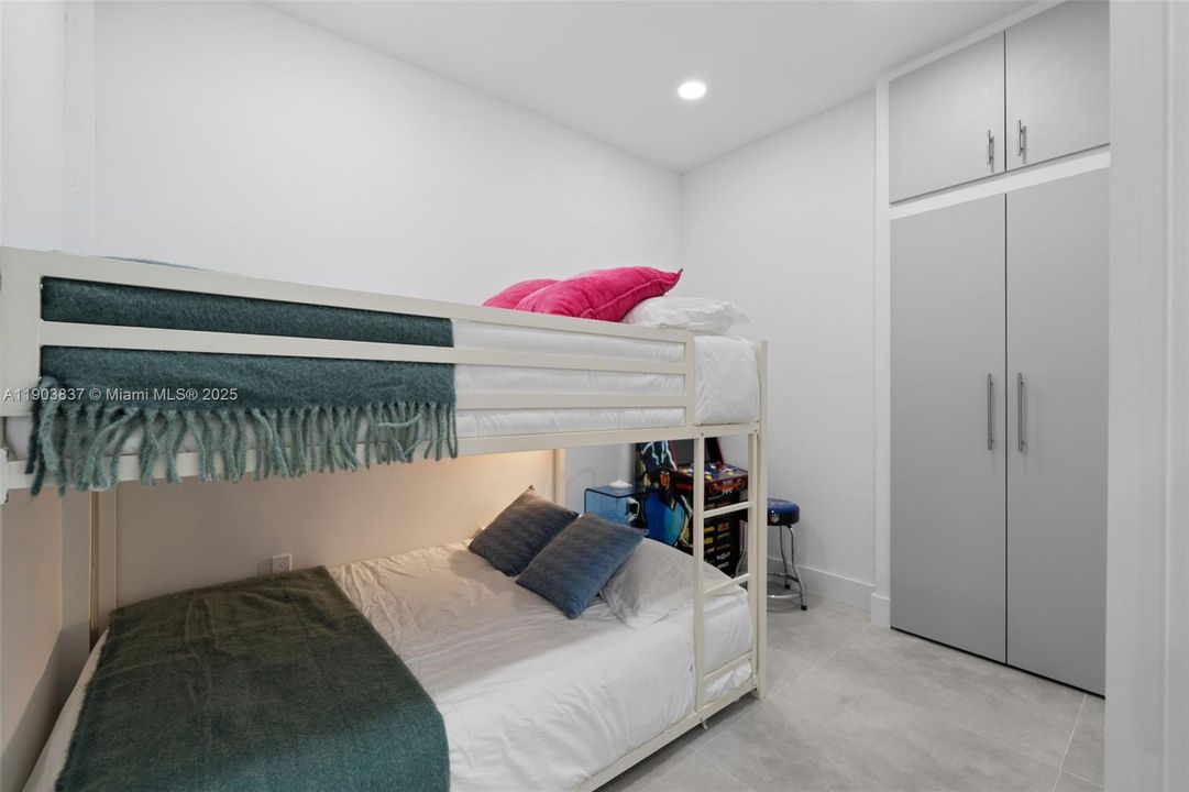 出租: $5,800 (5 贝兹, 3 浴室, 2700 平方英尺)