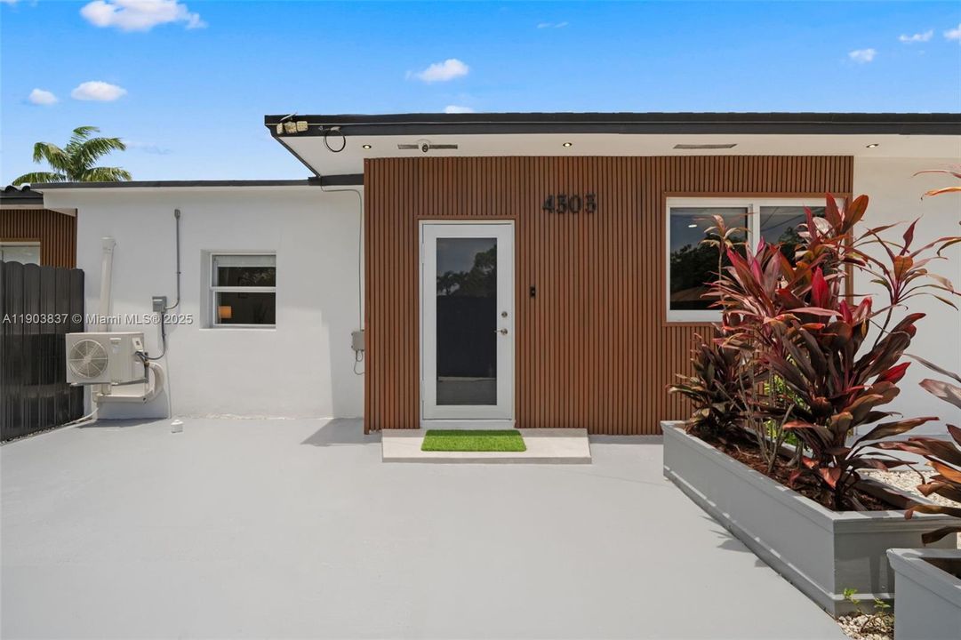 出租: $5,800 (5 贝兹, 3 浴室, 2700 平方英尺)