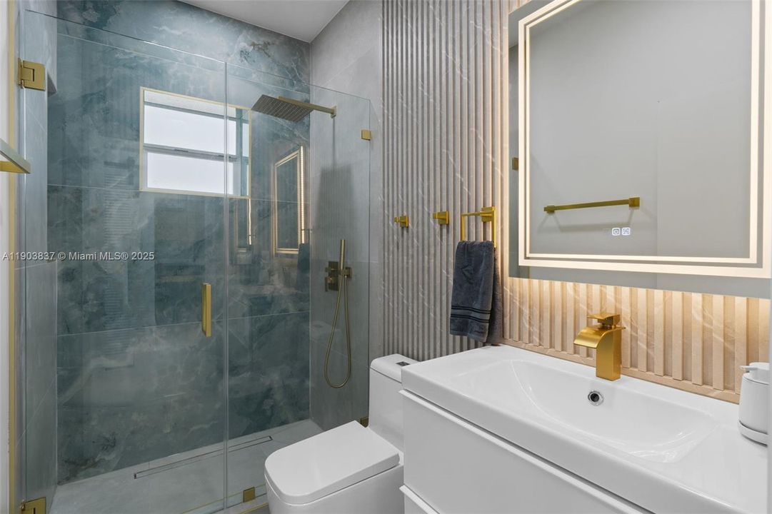 出租: $5,800 (5 贝兹, 3 浴室, 2700 平方英尺)