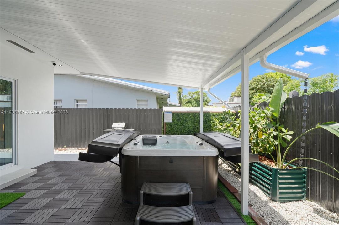 出租: $5,800 (5 贝兹, 3 浴室, 2700 平方英尺)