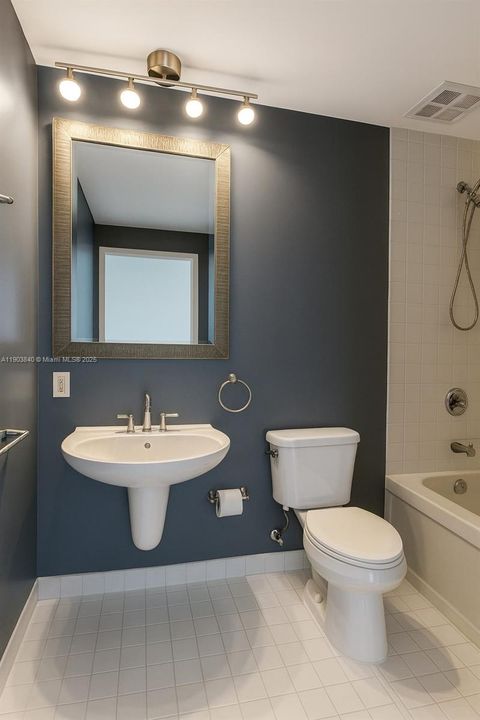 Active With Contract: $2,775 (2 beds, 2 baths, 1010 Square Feet)