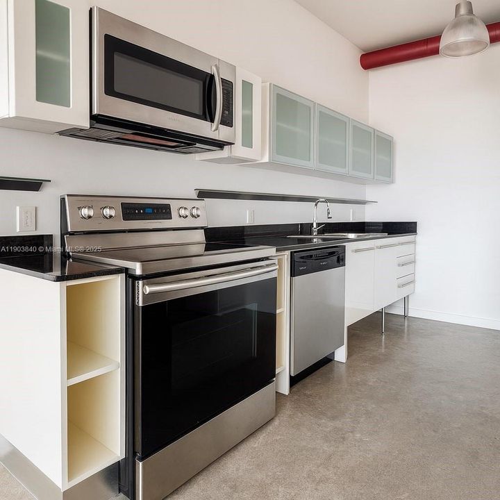 Active With Contract: $2,775 (2 beds, 2 baths, 1010 Square Feet)