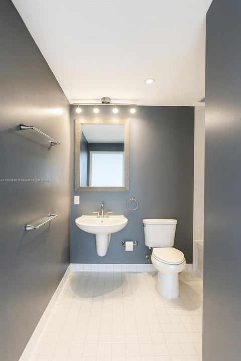 Active With Contract: $2,775 (2 beds, 2 baths, 1010 Square Feet)