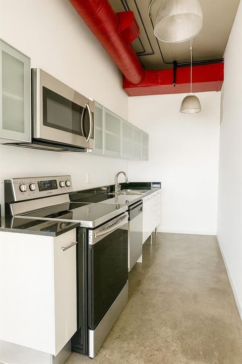 Active With Contract: $2,775 (2 beds, 2 baths, 1010 Square Feet)