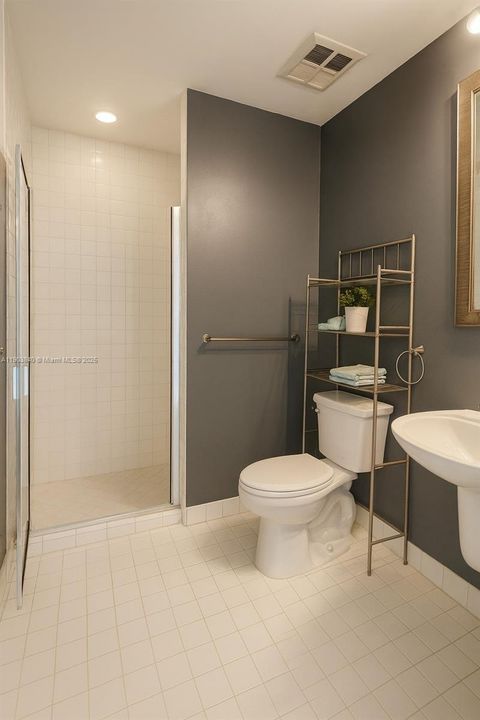 Active With Contract: $2,775 (2 beds, 2 baths, 1010 Square Feet)