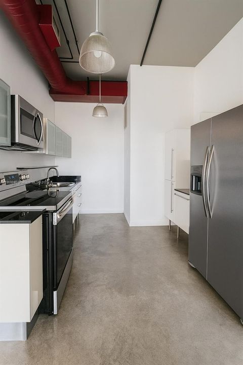 Active With Contract: $2,775 (2 beds, 2 baths, 1010 Square Feet)