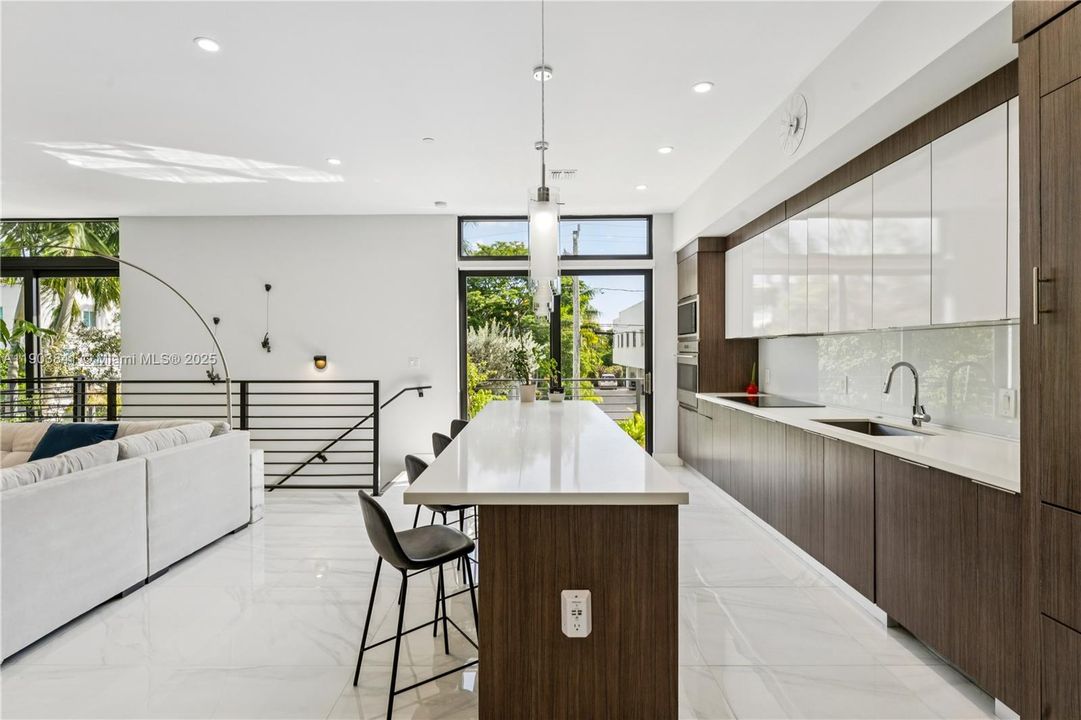 For Sale: $965,000 (3 beds, 2 baths, 1976 Square Feet)