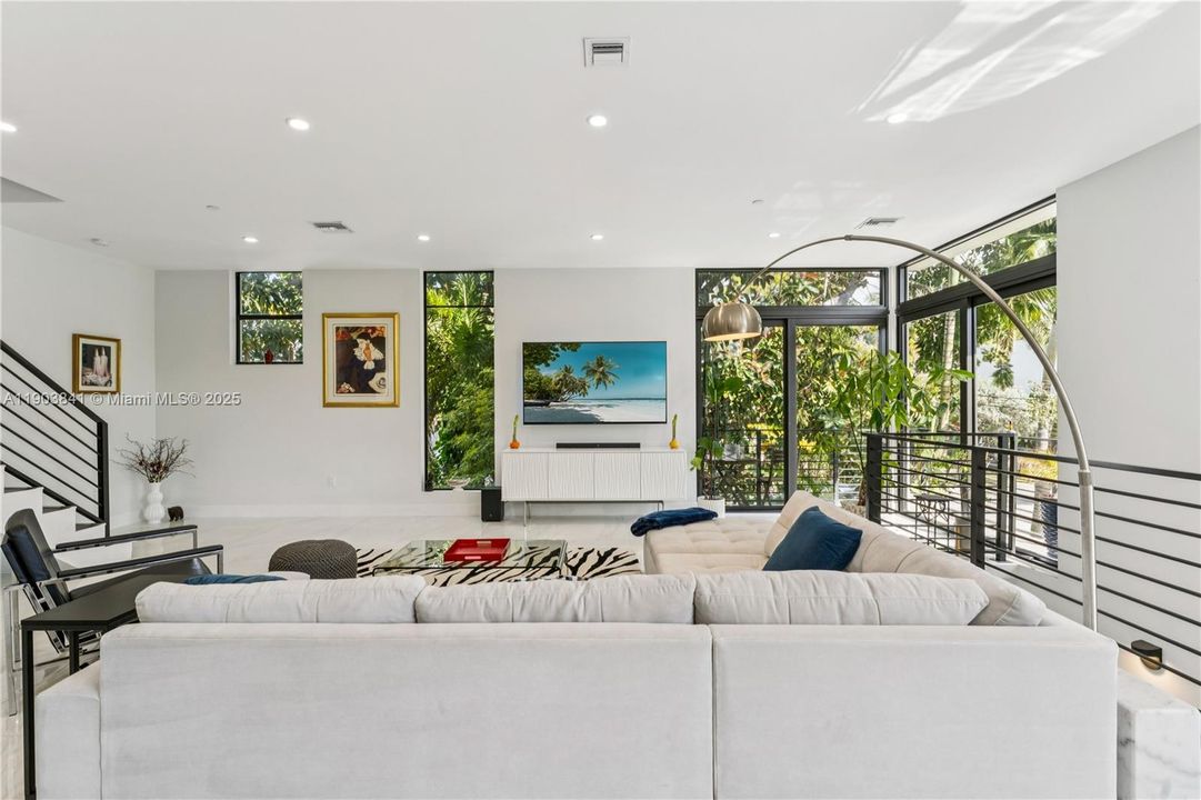 For Sale: $965,000 (3 beds, 2 baths, 1976 Square Feet)