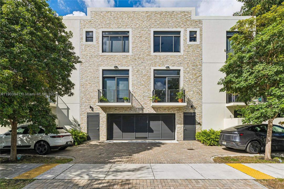 For Sale: $965,000 (3 beds, 2 baths, 1976 Square Feet)