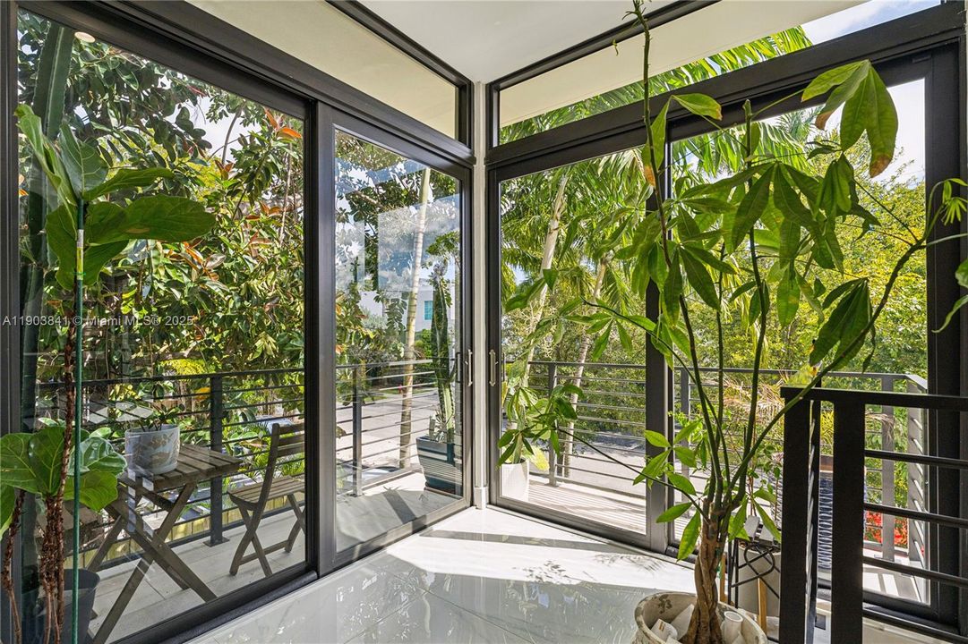 For Sale: $965,000 (3 beds, 2 baths, 1976 Square Feet)