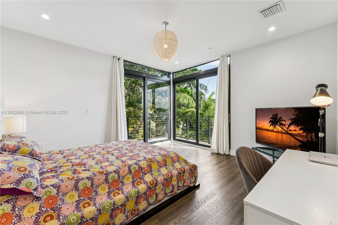 For Sale: $965,000 (3 beds, 2 baths, 1976 Square Feet)