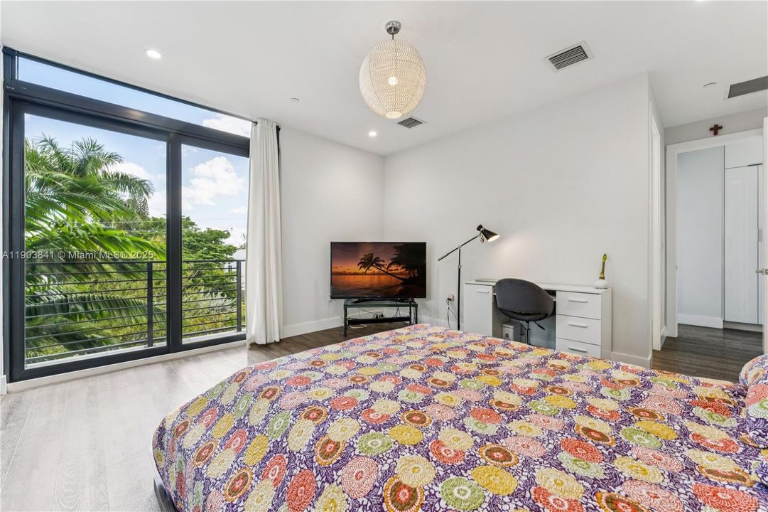 For Sale: $965,000 (3 beds, 2 baths, 1976 Square Feet)