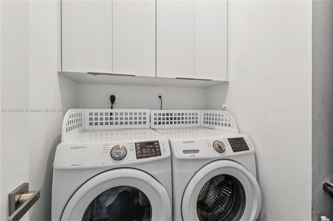 For Sale: $965,000 (3 beds, 2 baths, 1976 Square Feet)