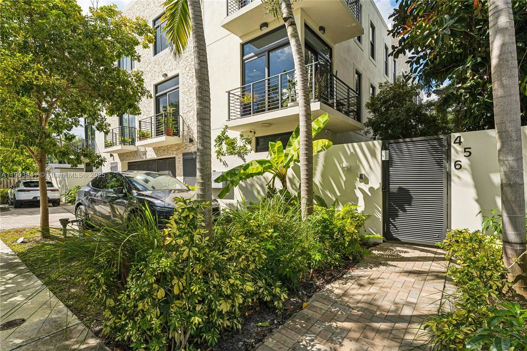 For Sale: $965,000 (3 beds, 2 baths, 1976 Square Feet)