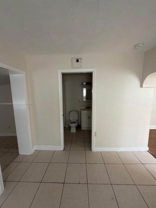 For Rent: $1,375 (1 beds, 1 baths, 5310 Square Feet)