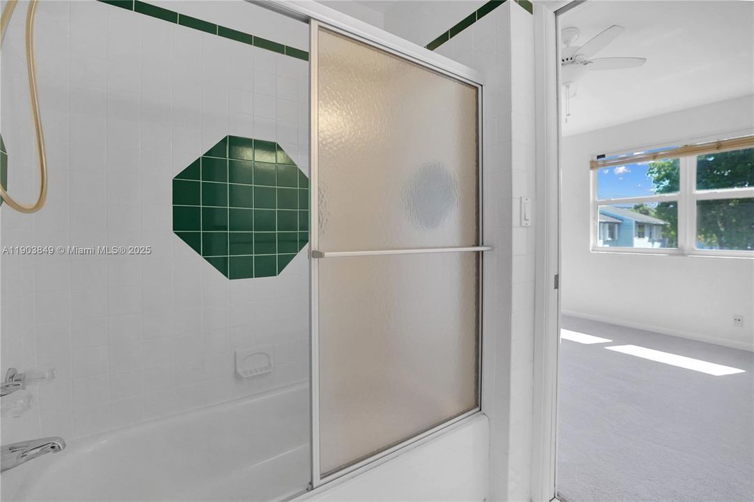 合同活跃: $419,000 (2 贝兹, 2 浴室, 1056 平方英尺)