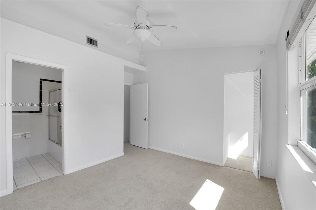 合同活跃: $419,000 (2 贝兹, 2 浴室, 1056 平方英尺)