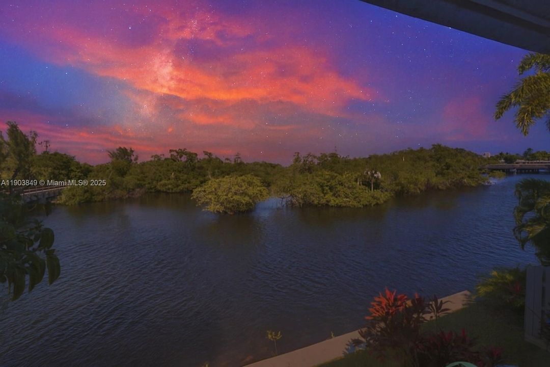 合同活跃: $419,000 (2 贝兹, 2 浴室, 1056 平方英尺)