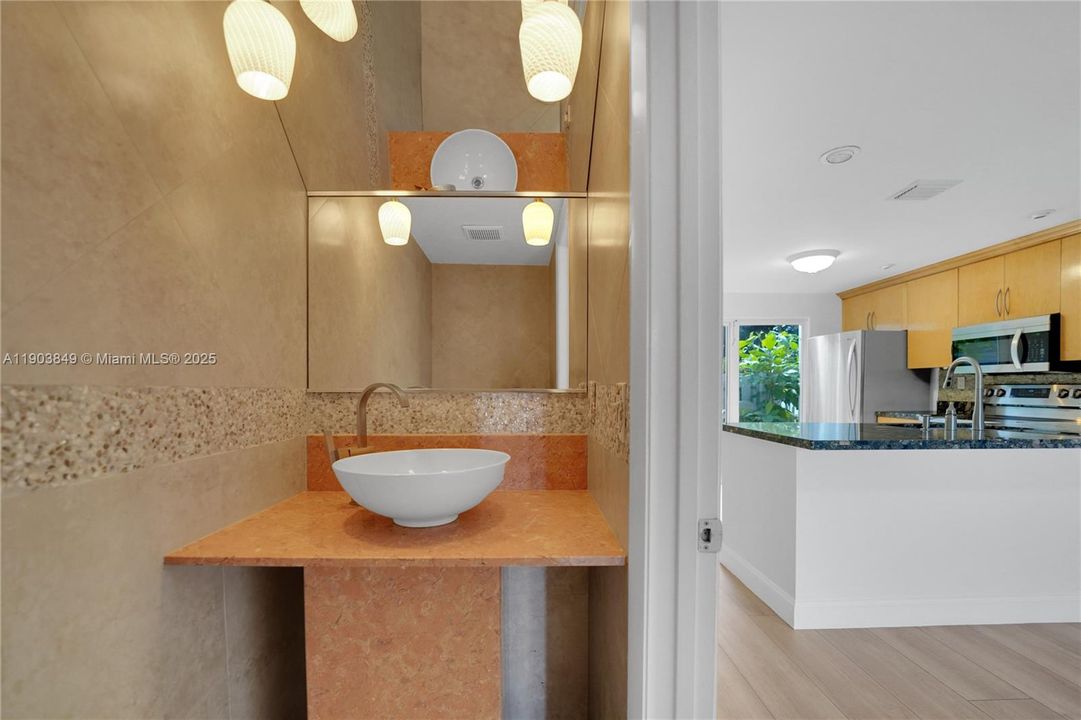 合同活跃: $419,000 (2 贝兹, 2 浴室, 1056 平方英尺)