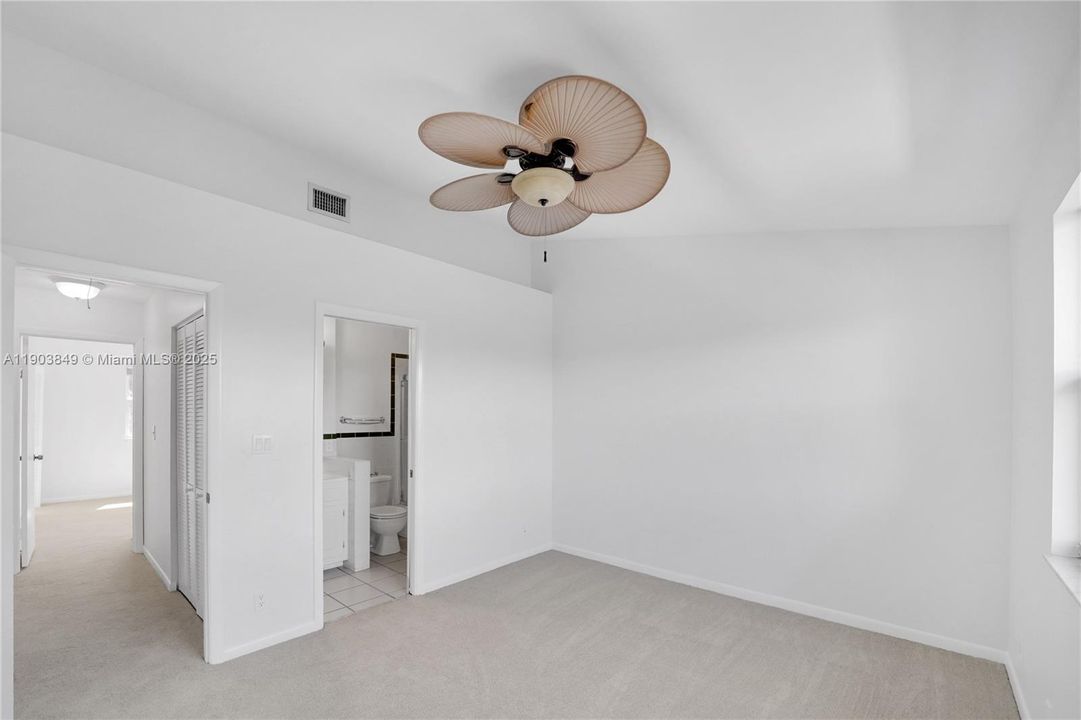 合同活跃: $419,000 (2 贝兹, 2 浴室, 1056 平方英尺)