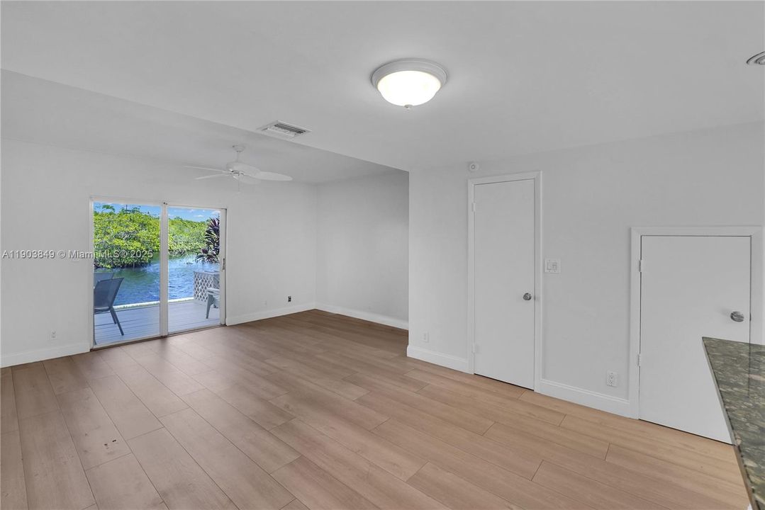 合同活跃: $419,000 (2 贝兹, 2 浴室, 1056 平方英尺)