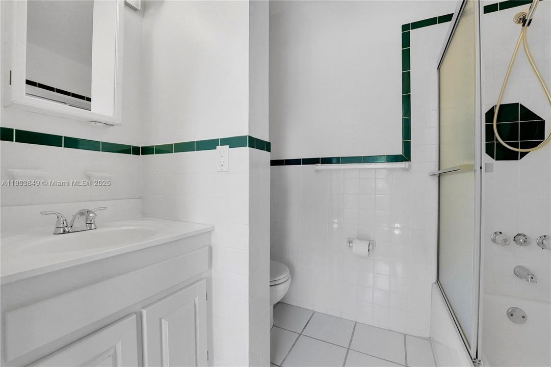 合同活跃: $419,000 (2 贝兹, 2 浴室, 1056 平方英尺)