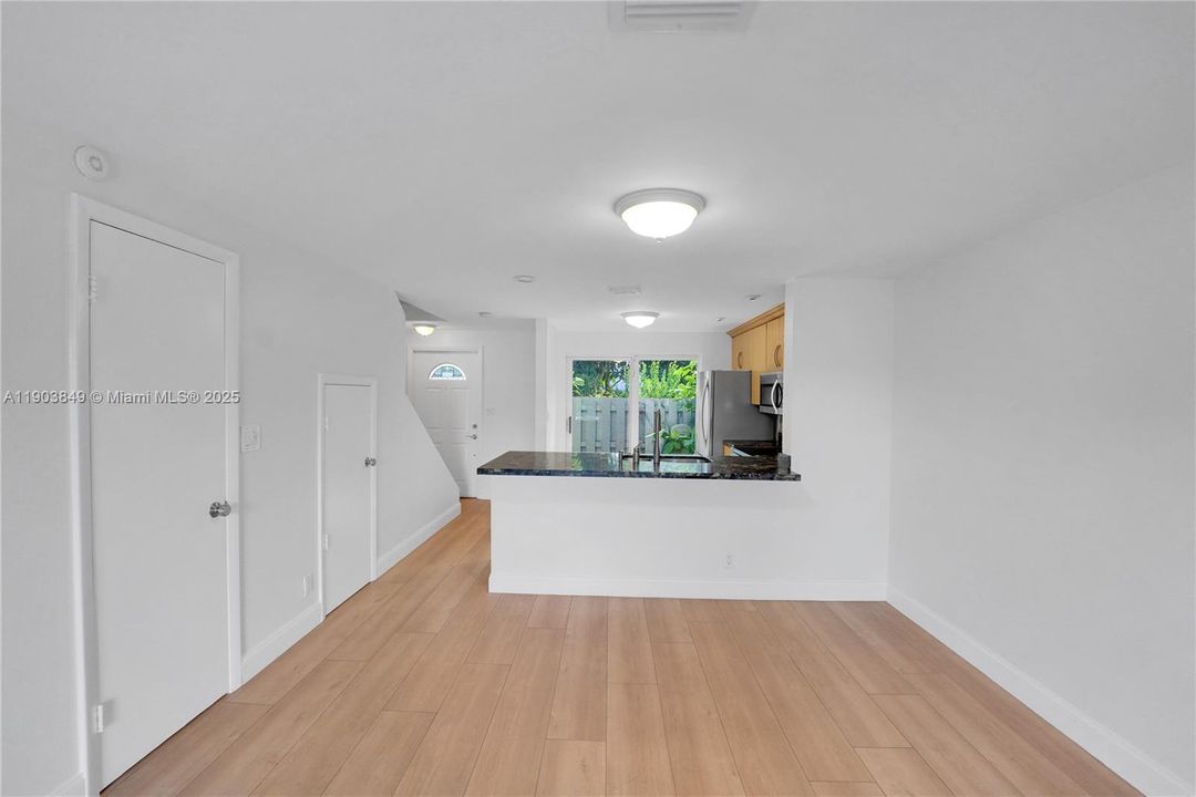 合同活跃: $419,000 (2 贝兹, 2 浴室, 1056 平方英尺)