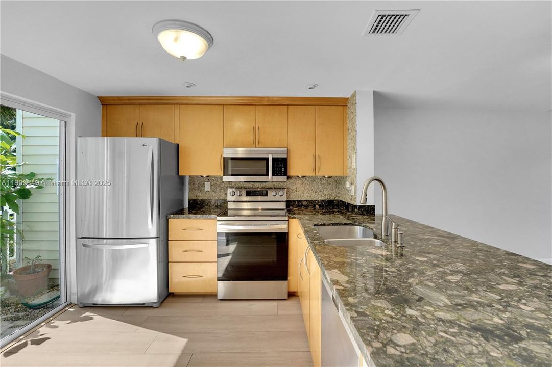 合同活跃: $419,000 (2 贝兹, 2 浴室, 1056 平方英尺)