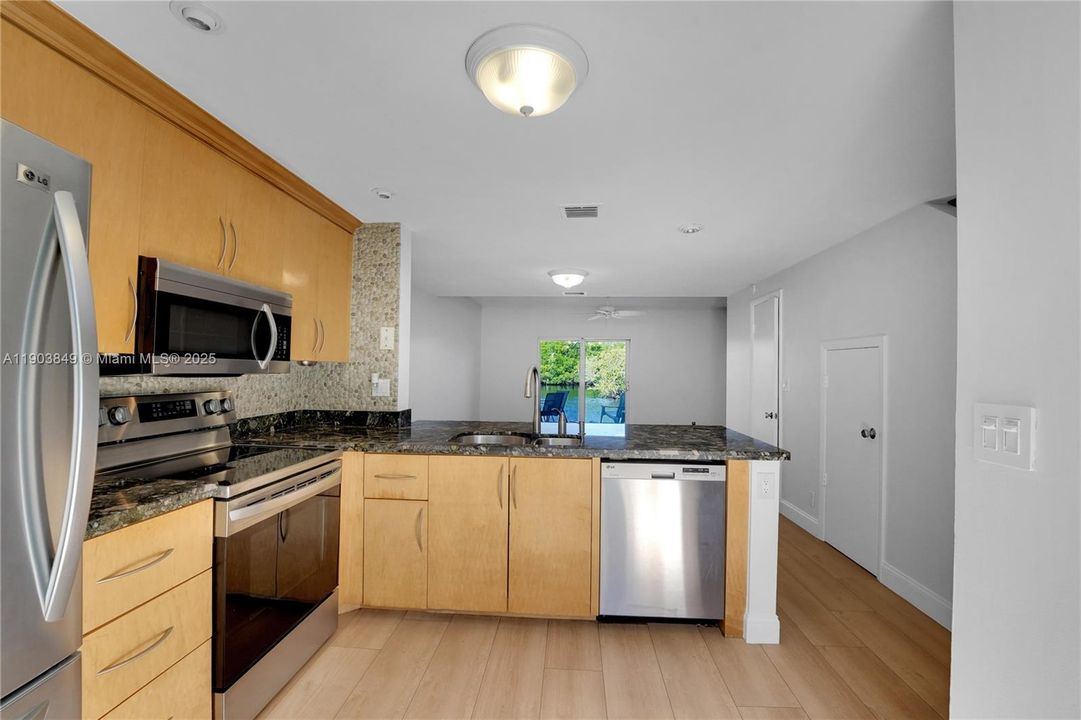 合同活跃: $419,000 (2 贝兹, 2 浴室, 1056 平方英尺)