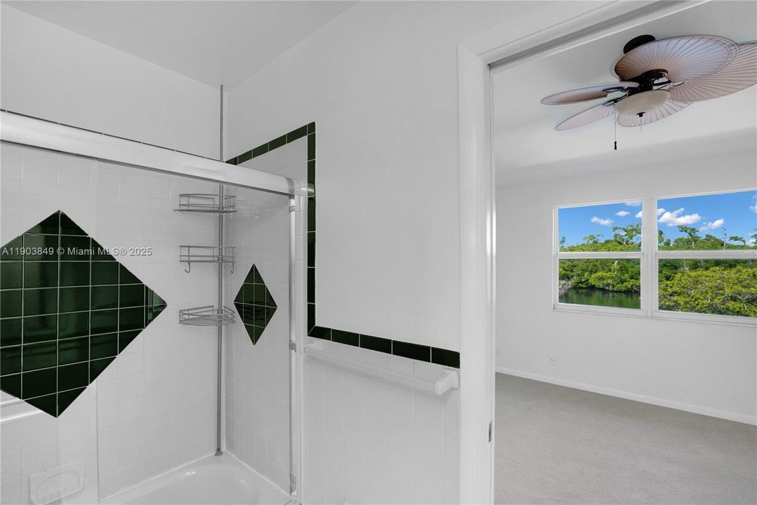 合同活跃: $419,000 (2 贝兹, 2 浴室, 1056 平方英尺)