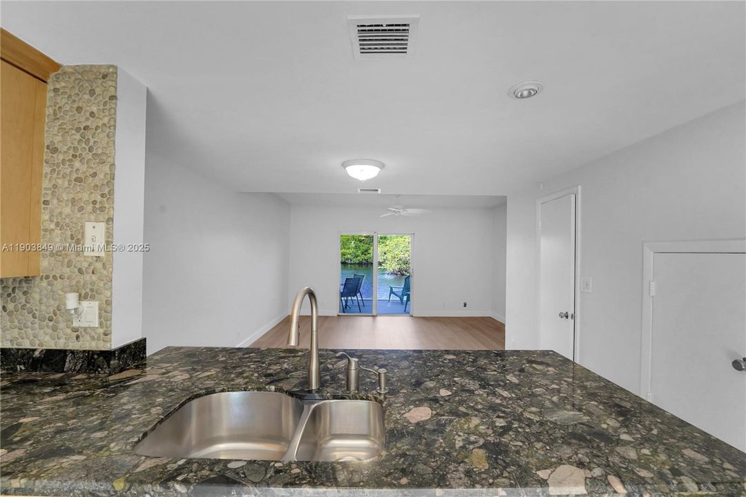 合同活跃: $419,000 (2 贝兹, 2 浴室, 1056 平方英尺)