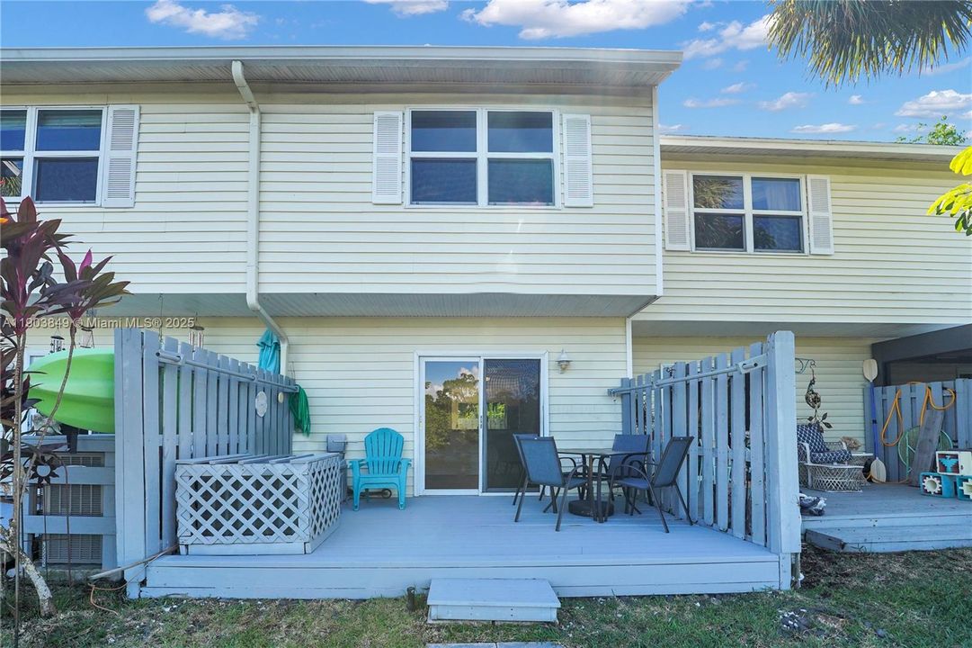 合同活跃: $419,000 (2 贝兹, 2 浴室, 1056 平方英尺)