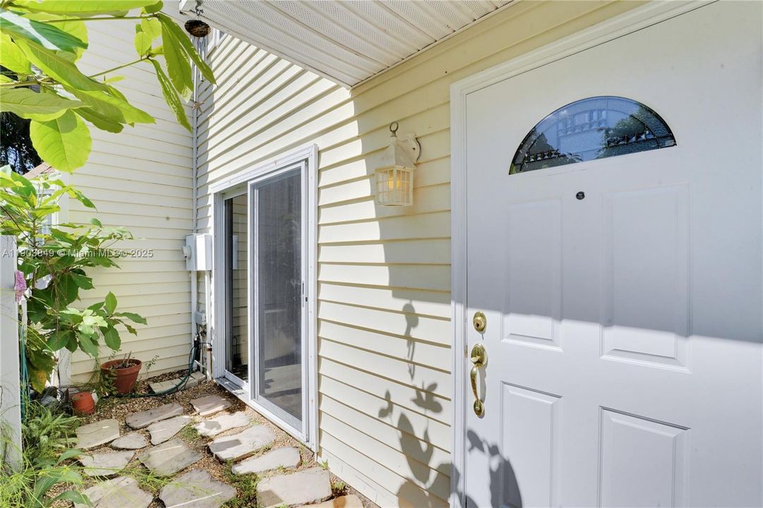 合同活跃: $419,000 (2 贝兹, 2 浴室, 1056 平方英尺)