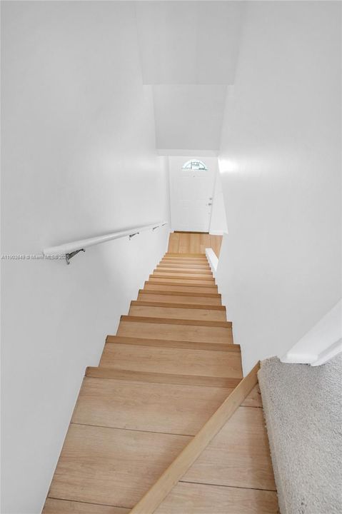 合同活跃: $419,000 (2 贝兹, 2 浴室, 1056 平方英尺)