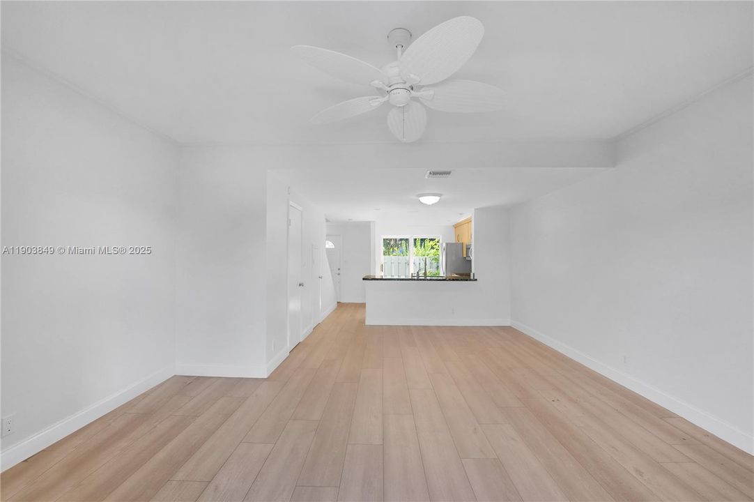 合同活跃: $419,000 (2 贝兹, 2 浴室, 1056 平方英尺)