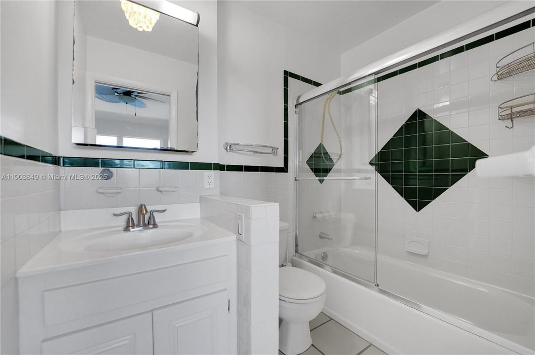 合同活跃: $419,000 (2 贝兹, 2 浴室, 1056 平方英尺)