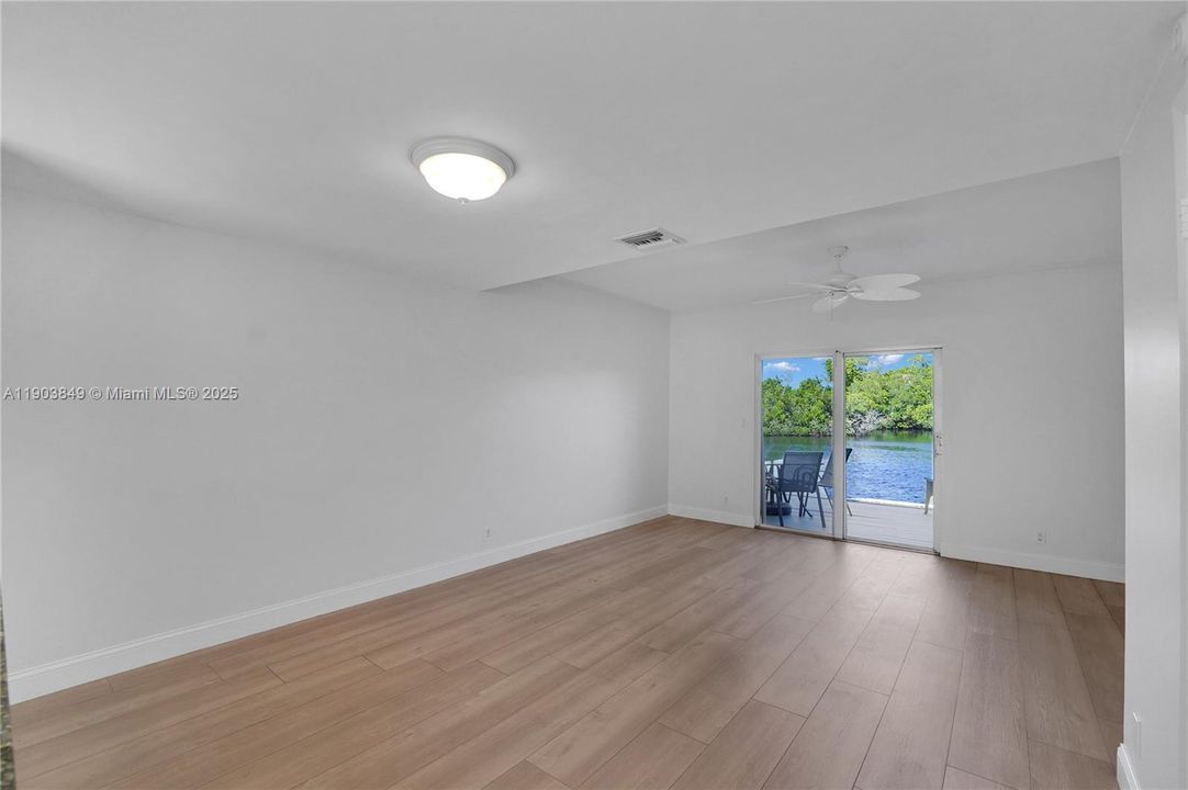 合同活跃: $419,000 (2 贝兹, 2 浴室, 1056 平方英尺)