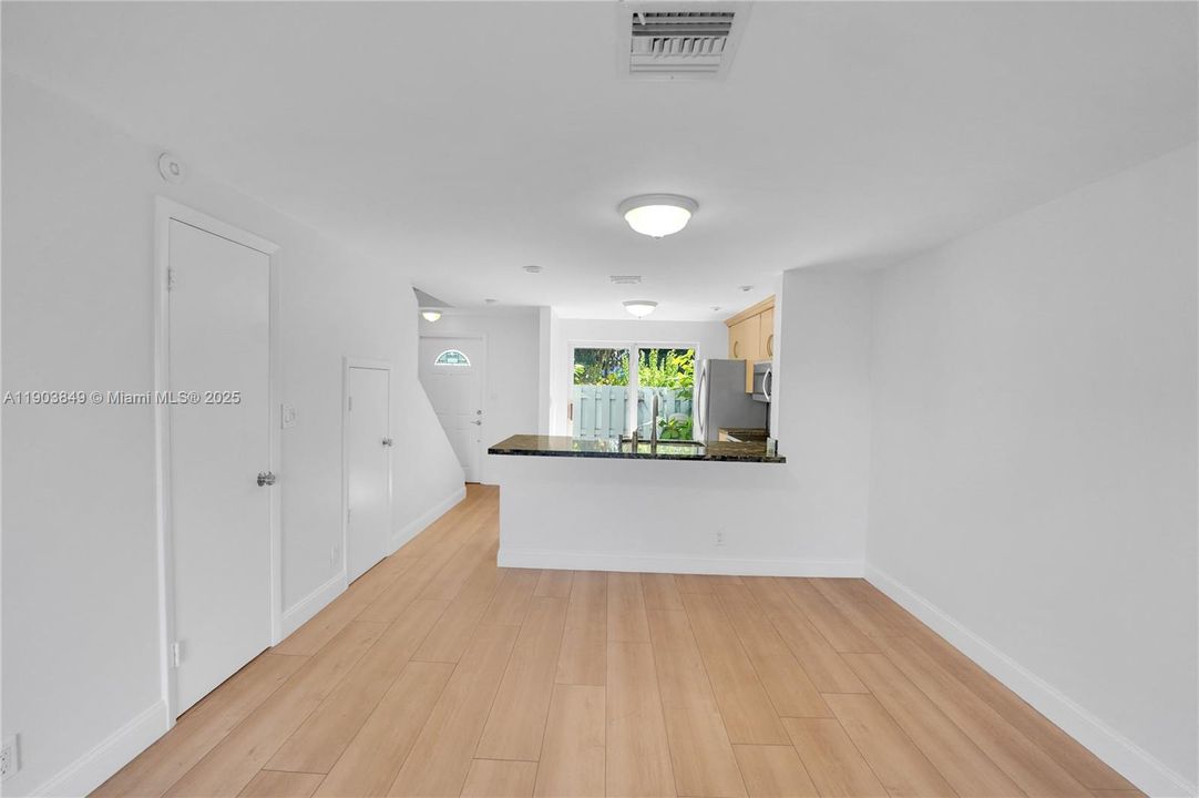 合同活跃: $419,000 (2 贝兹, 2 浴室, 1056 平方英尺)