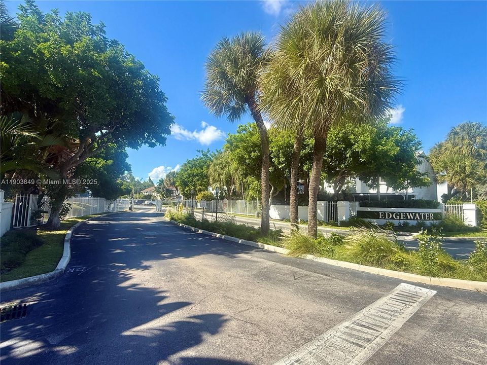 合同活跃: $419,000 (2 贝兹, 2 浴室, 1056 平方英尺)