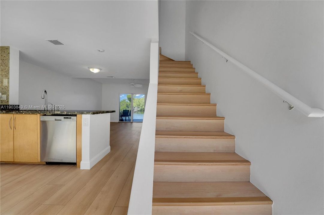 合同活跃: $419,000 (2 贝兹, 2 浴室, 1056 平方英尺)