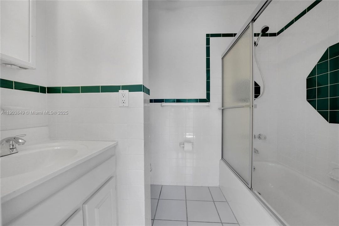 合同活跃: $419,000 (2 贝兹, 2 浴室, 1056 平方英尺)