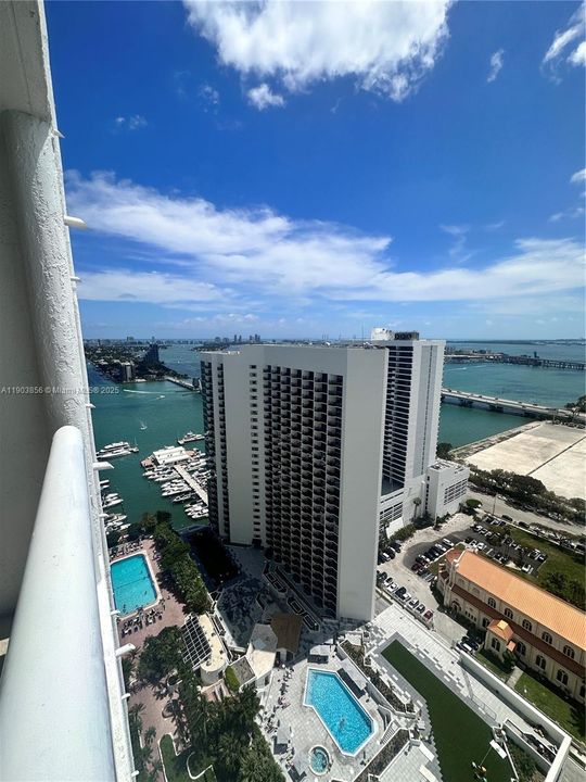 For Rent: $3,100 (1 beds, 1 baths, 985 Square Feet)