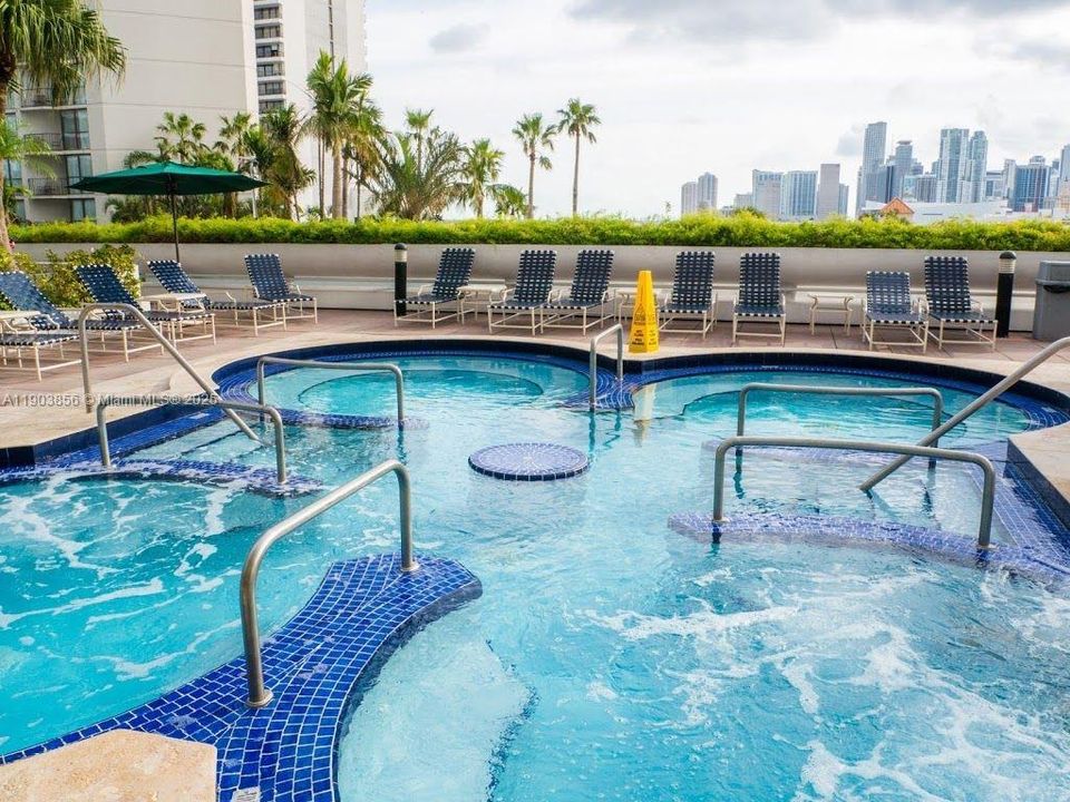 For Rent: $3,100 (1 beds, 1 baths, 985 Square Feet)