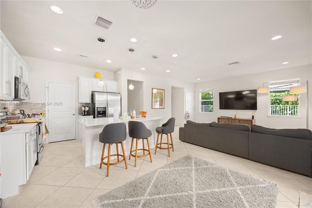 待售: $695,000 (3 贝兹, 2 浴室, 1769 平方英尺)