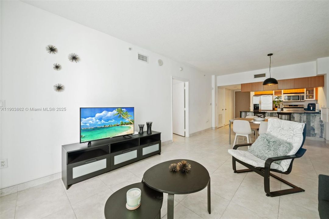Active With Contract: $305,000 (1 beds, 1 baths, 825 Square Feet)