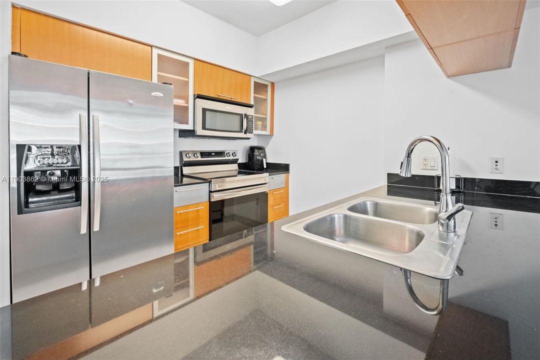 Active With Contract: $305,000 (1 beds, 1 baths, 825 Square Feet)