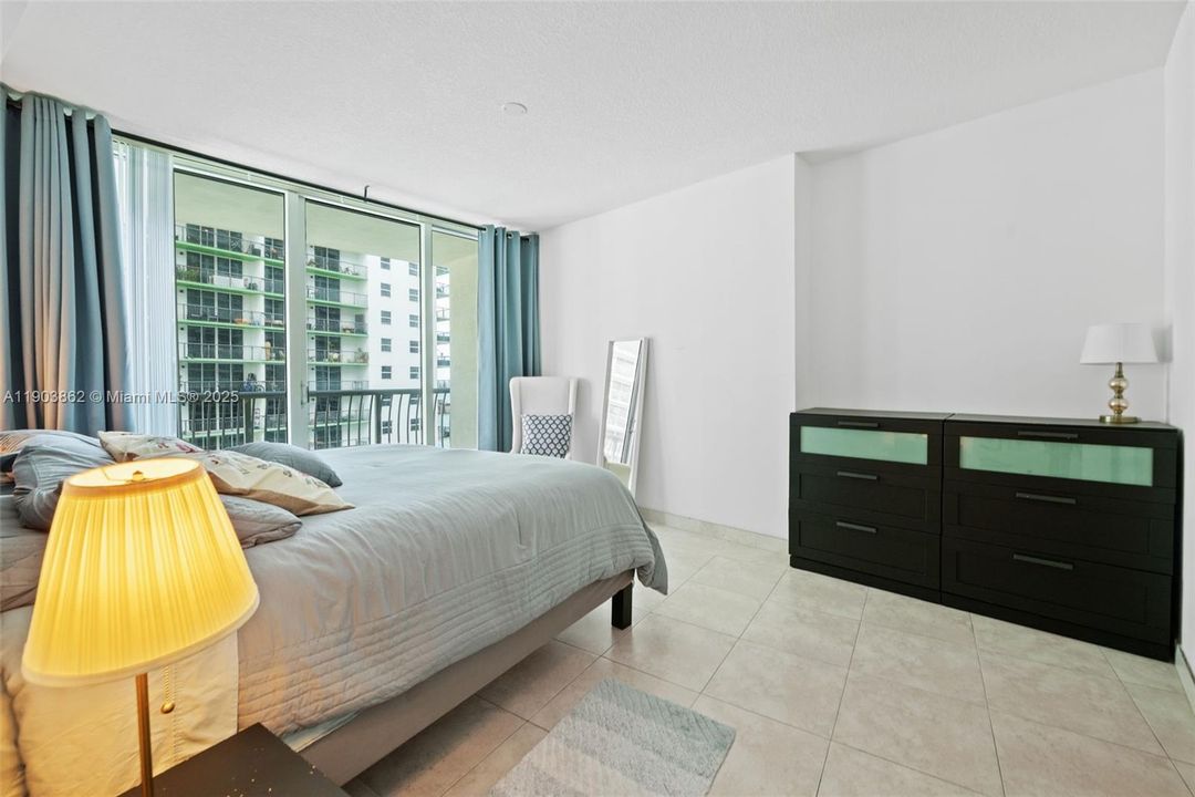 Active With Contract: $305,000 (1 beds, 1 baths, 825 Square Feet)
