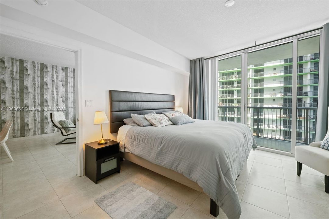 Active With Contract: $305,000 (1 beds, 1 baths, 825 Square Feet)